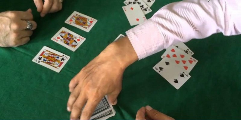 Quan sát bài đối thủ để có nước đi sáng suốt